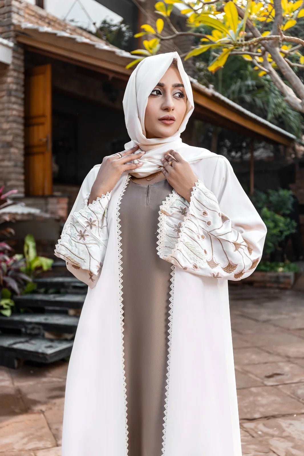 Lyra Abaya